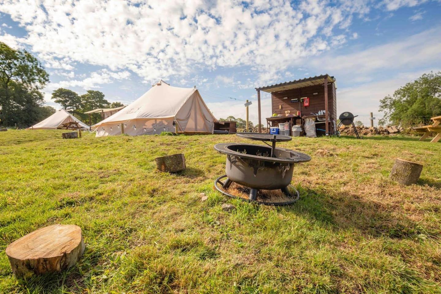 Roaches Retreat Family Glampsite, Rocky Reach Bell Tent With Outdoor Adventures And Campfire Nights Upper Hulme Eksteriør billede